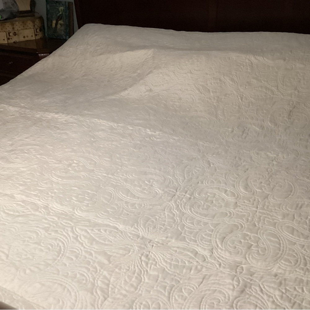 Elegant White Quilted Bedspread